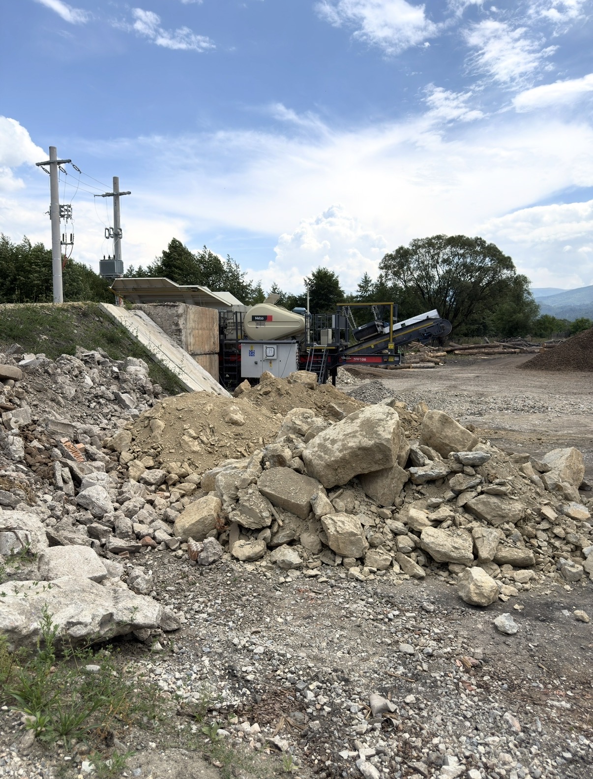 Piatră brută și agregate lângă concasorul Metso